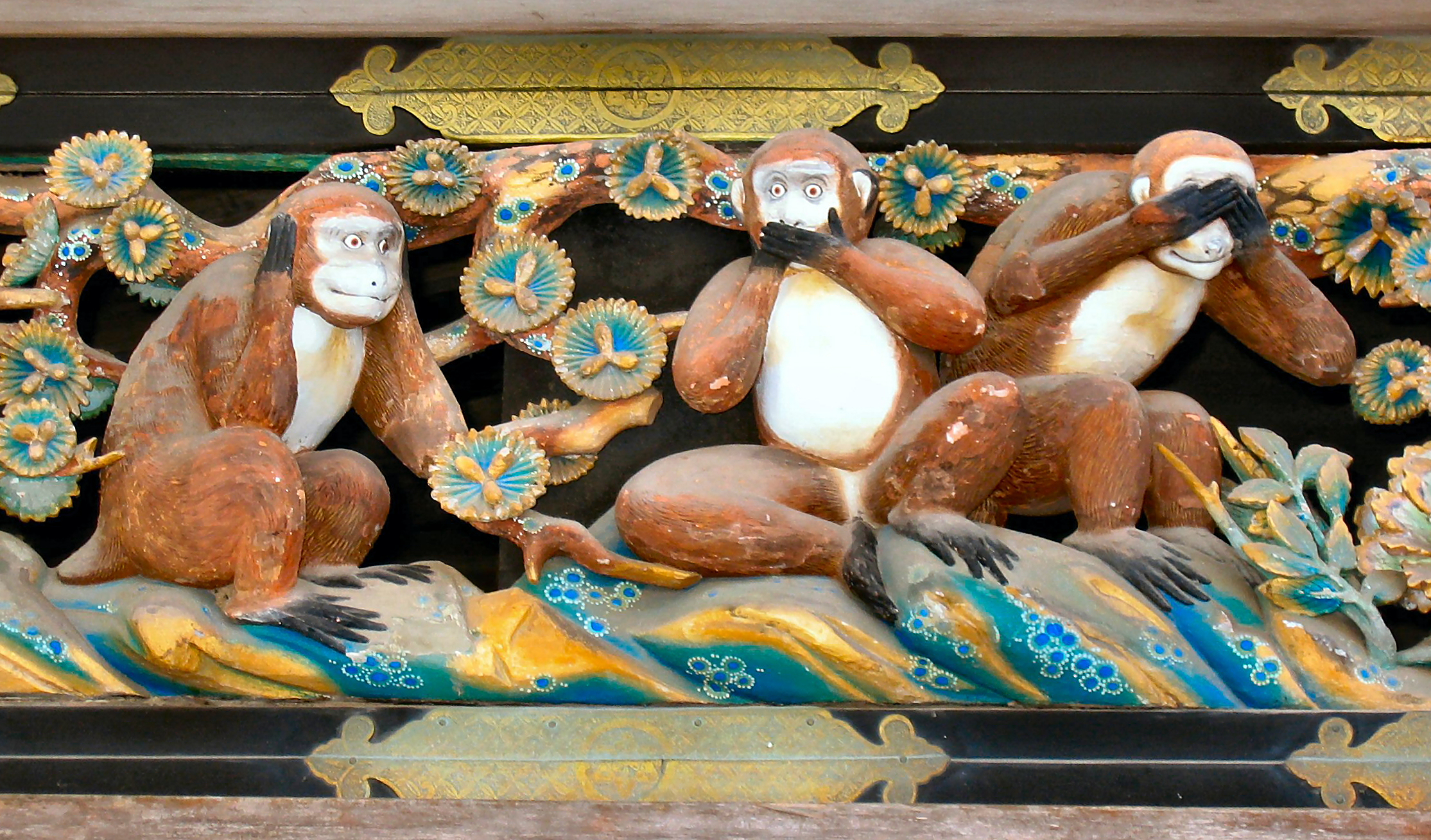 „Trzy mądre małpy” nad wejściem do stajni w kompleksie chramów Tōshō-gū w Nikkō, fot. Michael Maggs
